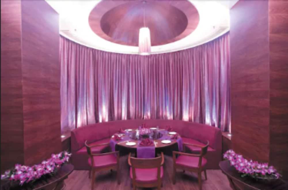 The Retreat Hotel & Convention Centre Mumbai Exterior photo
