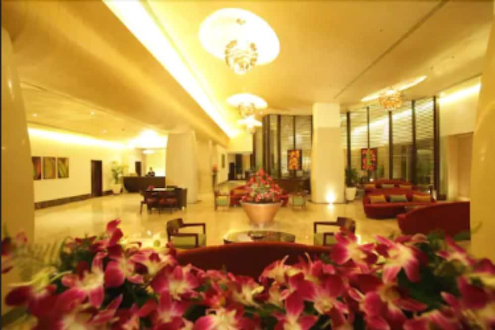 The Retreat Hotel & Convention Centre Mumbai Exterior photo