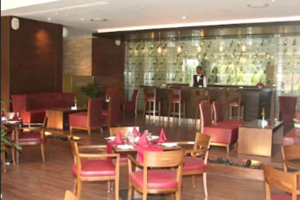 The Retreat Hotel & Convention Centre Mumbai Exterior photo