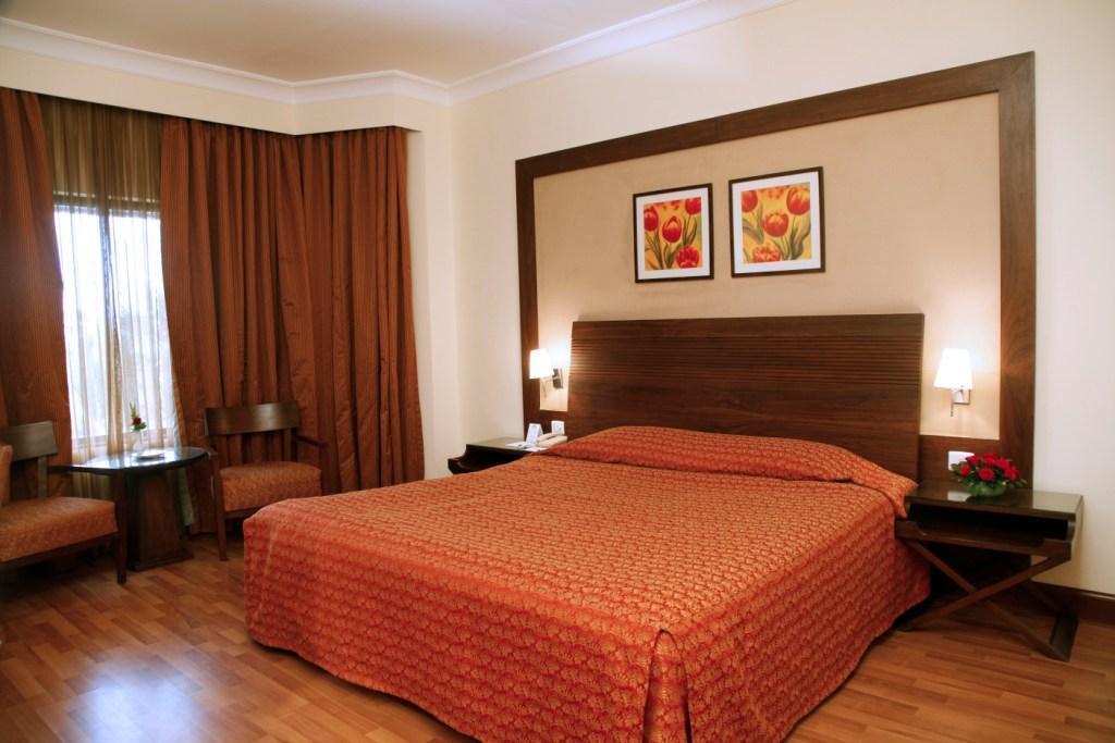 The Retreat Hotel & Convention Centre Mumbai Exterior photo