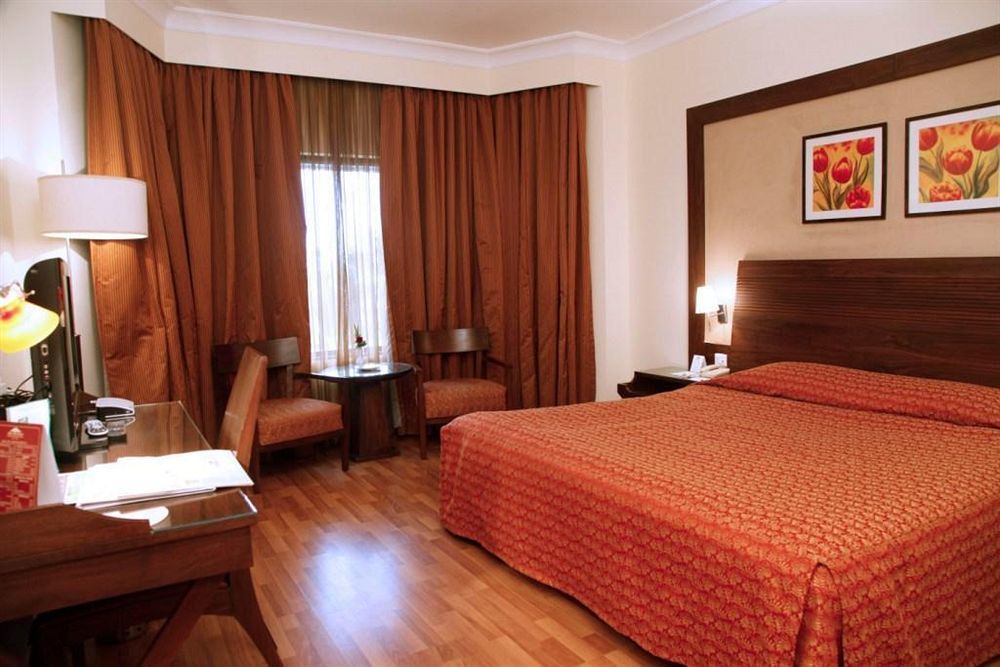 The Retreat Hotel & Convention Centre Mumbai Exterior photo