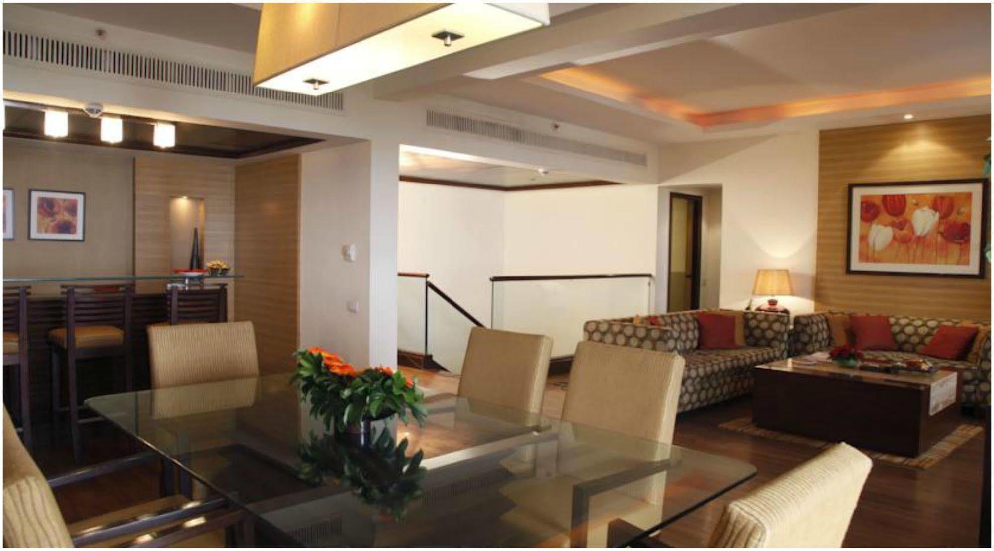 The Retreat Hotel & Convention Centre Mumbai Exterior photo