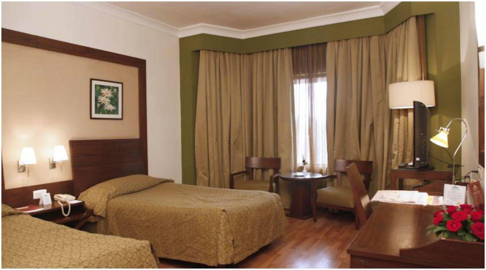 The Retreat Hotel & Convention Centre Mumbai Exterior photo