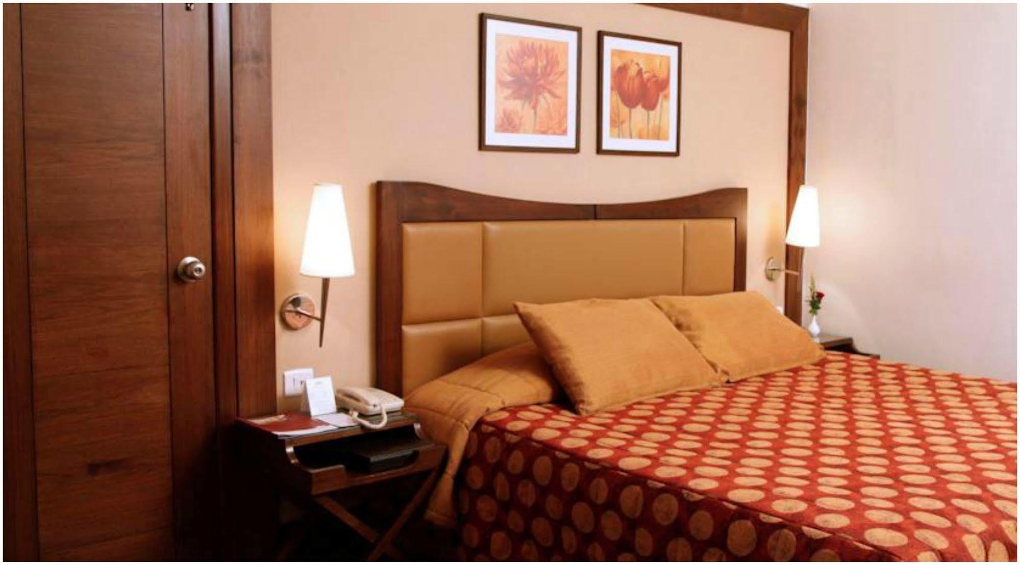 The Retreat Hotel & Convention Centre Mumbai Exterior photo