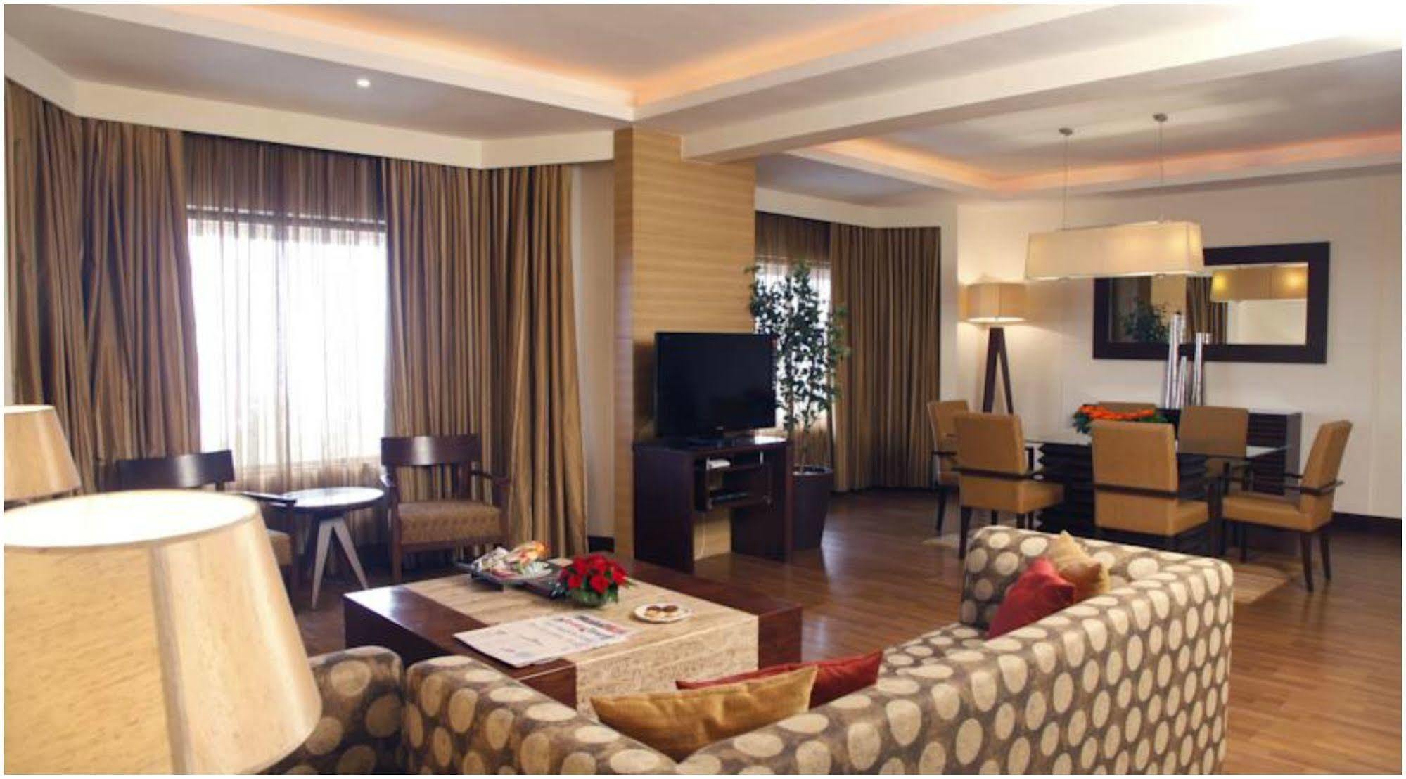 The Retreat Hotel & Convention Centre Mumbai Exterior photo
