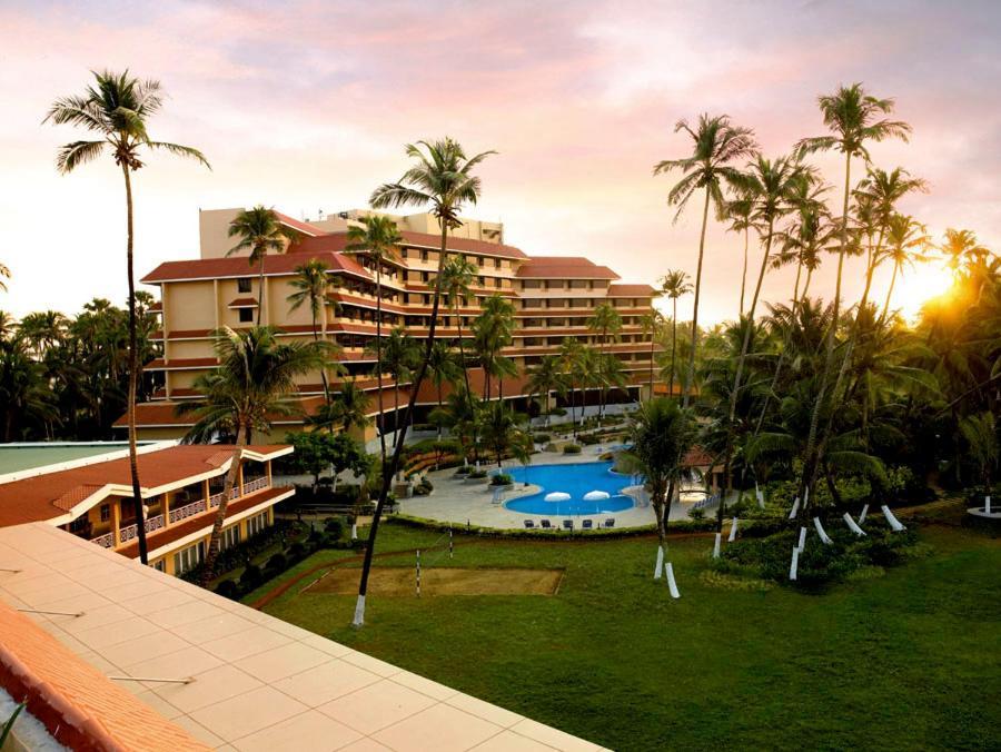 The Retreat Hotel & Convention Centre Mumbai Exterior photo