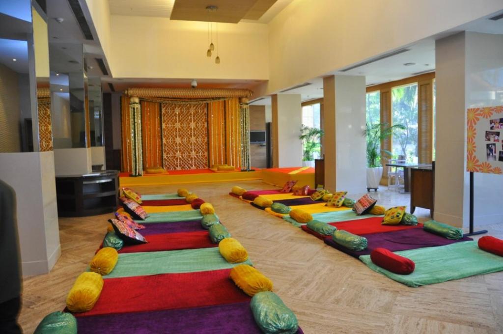 The Retreat Hotel & Convention Centre Mumbai Exterior photo
