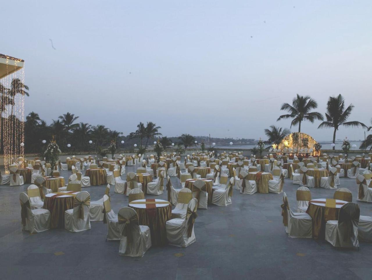 The Retreat Hotel & Convention Centre Mumbai Exterior photo